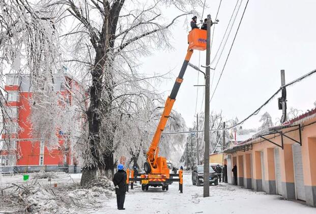 受强雨雪大风冰冻天气影响，吉林延边全力抢修供电线路