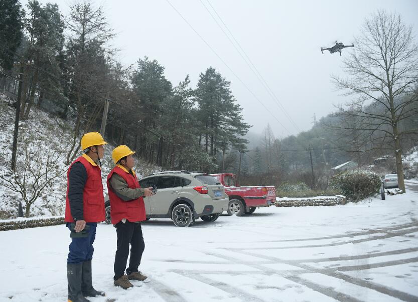 国网余姚市供电公司四明山区雪天无人机特巡