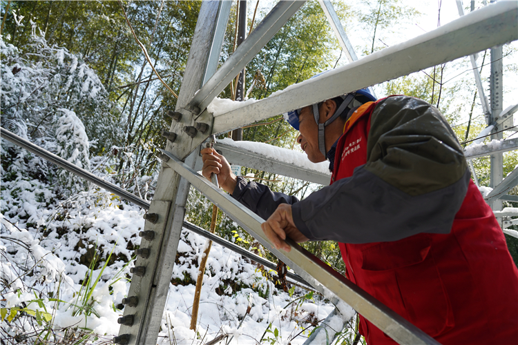 国网象山县供电公司踏雪巡线保障山区用电