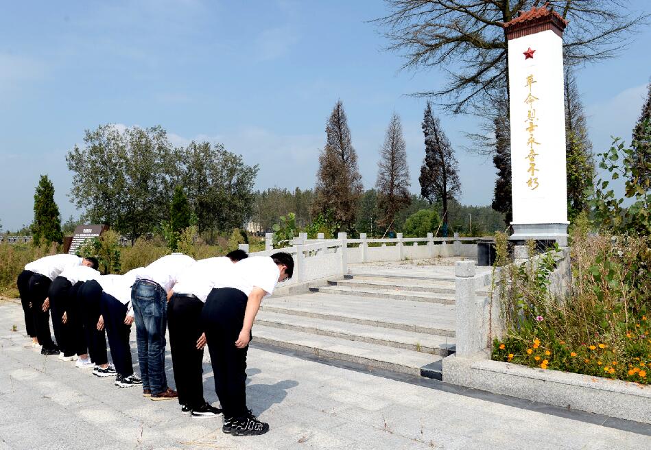 国网建湖供电新入职员工烈士纪念日缅怀先烈