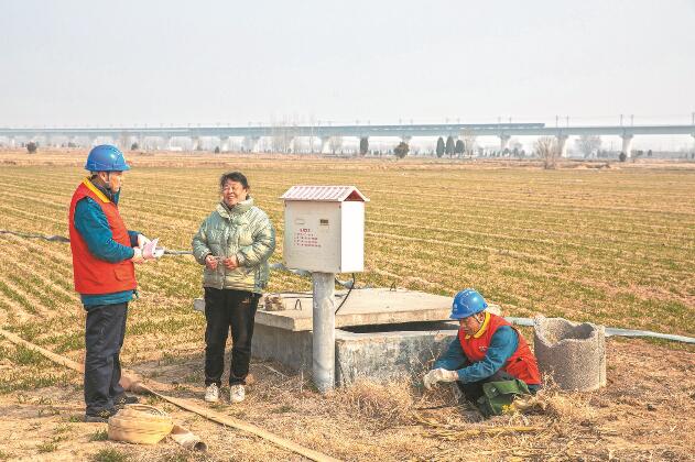 山东省梁山县：黄河滩区上，井在地头，电到井口