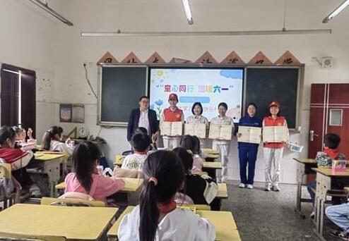 国网天全供电公司走进始阳第一小学开展“童心同行 温暖六一”主题活动