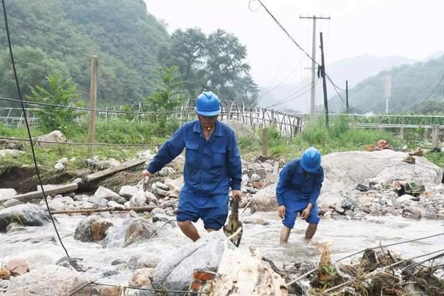 河北：全力抢修灾区道路恢复供电