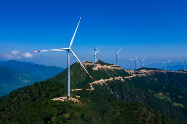 国投集团雅砻江腊巴山风电项目投产发电