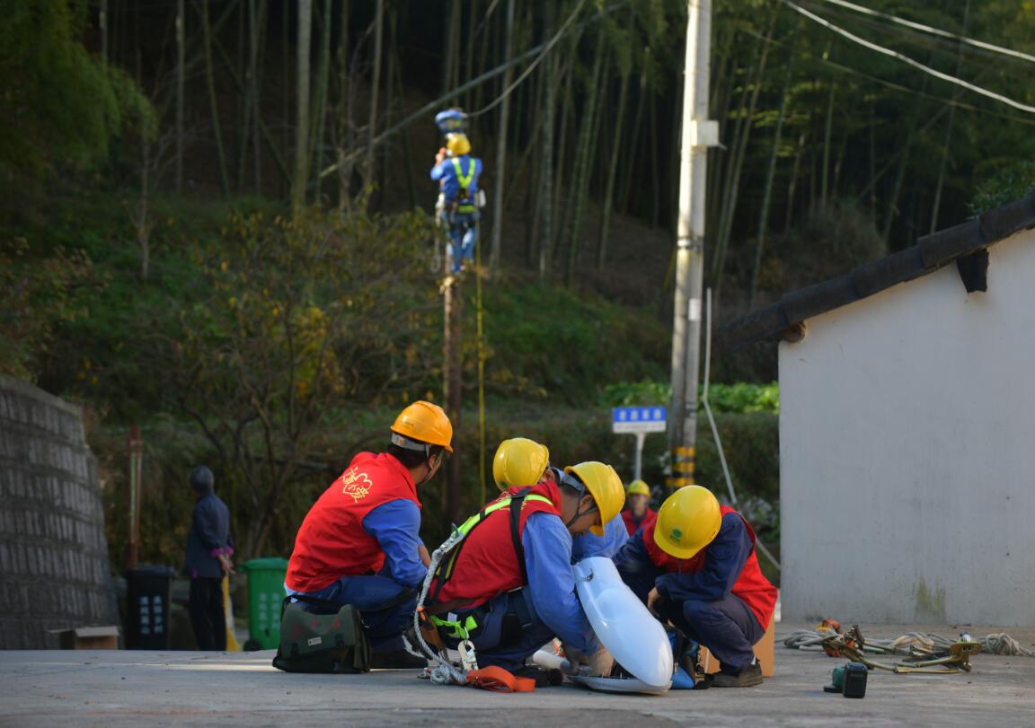 国网余姚市供电公司：80盏路灯点亮革命老区乡村路