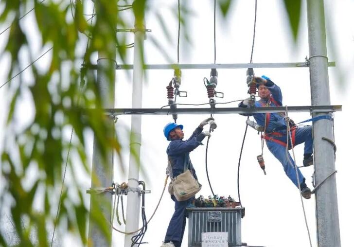 贵州麻江供电局变压器增容改造 保元旦用电无忧