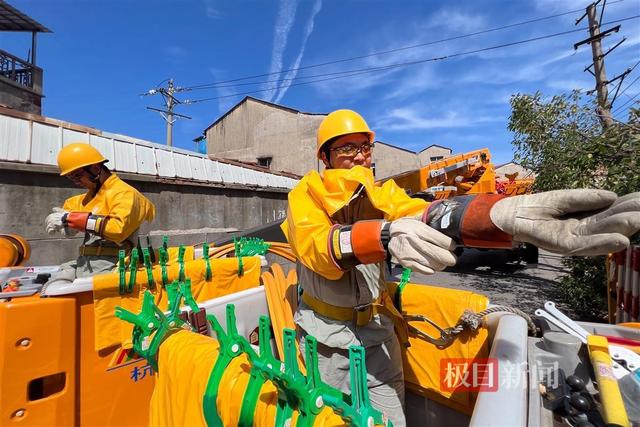 武汉“电力特种兵” 超过50℃高温炙烤下完成空中作业