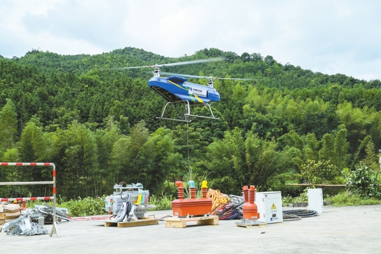 南方电网配电基建领域首次重载无人机运输成功