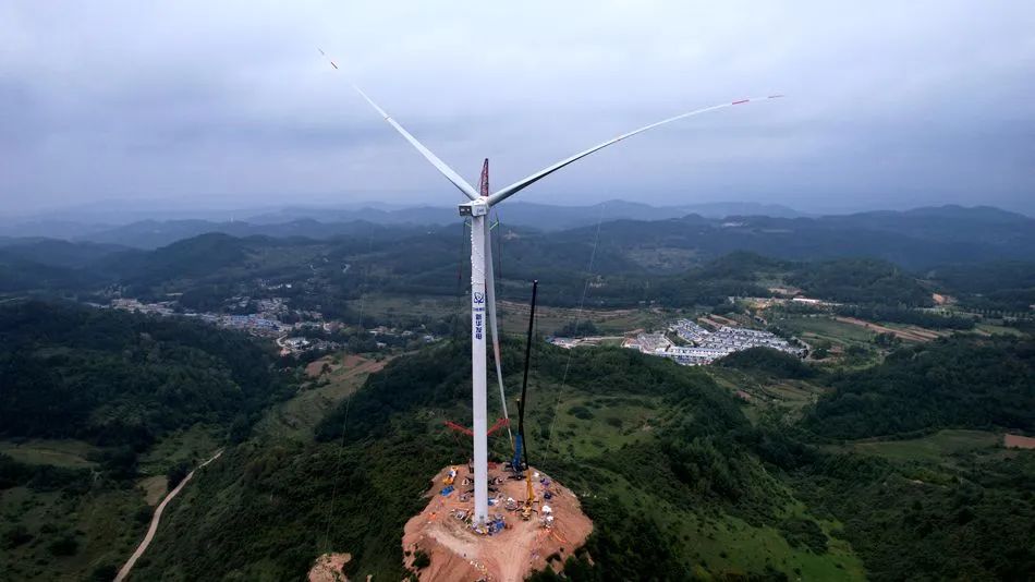 清水盘龙山100MW风电项目首台风机吊装成功