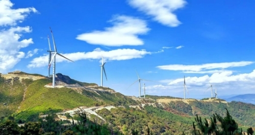 雅砻江腊巴山风电场二期全容量并网发电