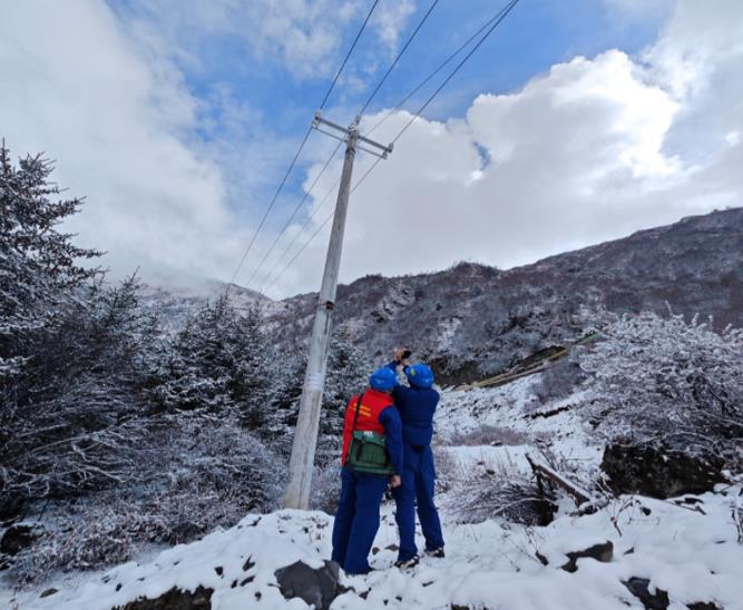 国网马尔康供电公司初雪特巡巩固防山火工作 提升冬季用电可靠性