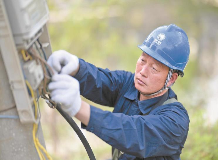 贾立杰：扎根太行山区服务村民用好电