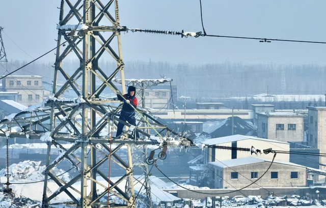 新疆阿克苏地区首次带电作业清除输电线路积雪